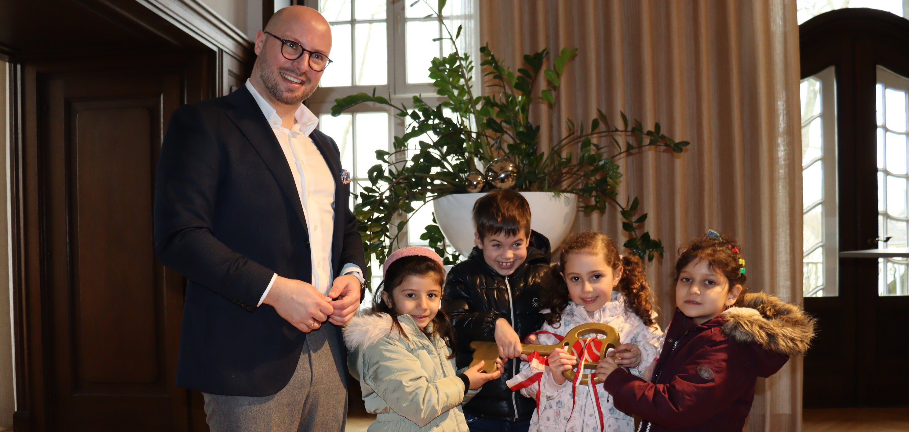 Assmaa, Ihor, Leia und Anais dürfen den „Stadtschlüssel” des Bürgermeisters tragen.