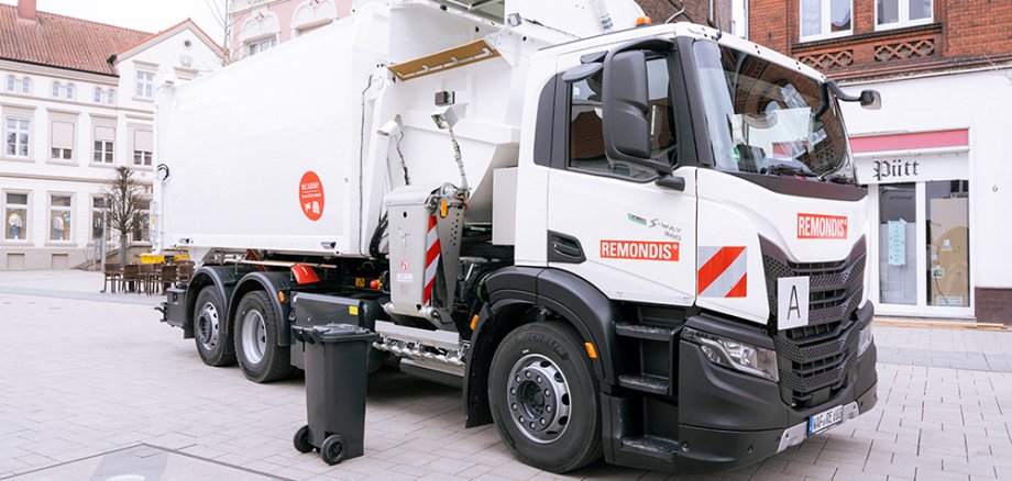 Müllfahrzeug auf dem Marktplatz