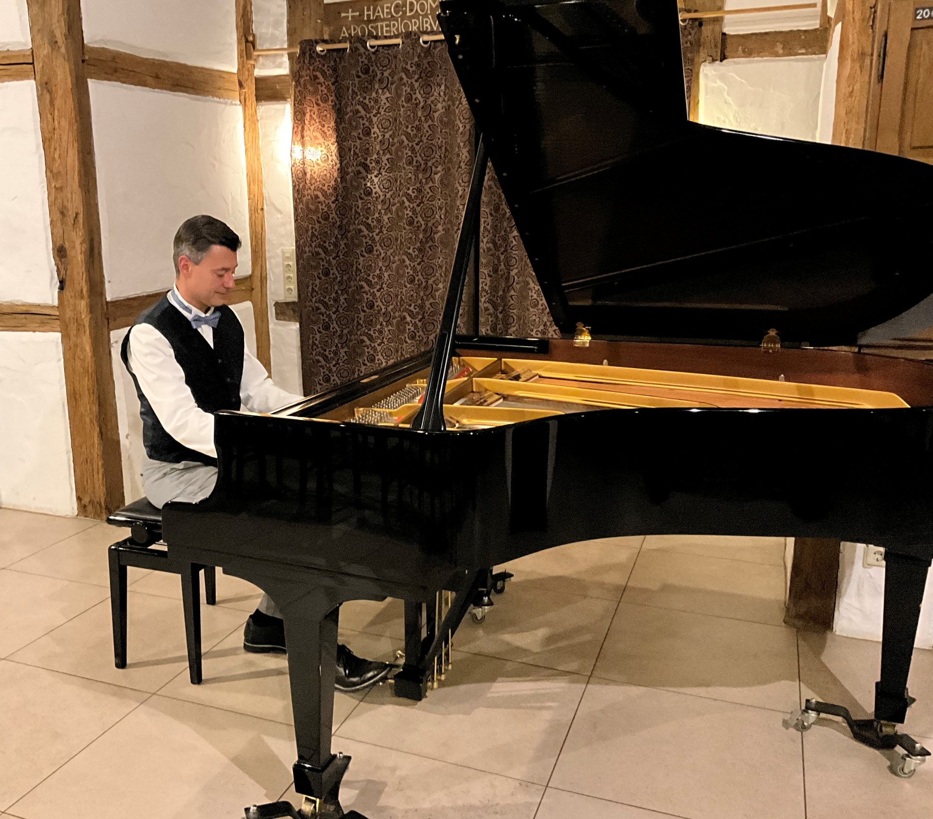 Holger Blüder am Flügel