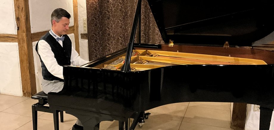 Holger Blüder am Flügel