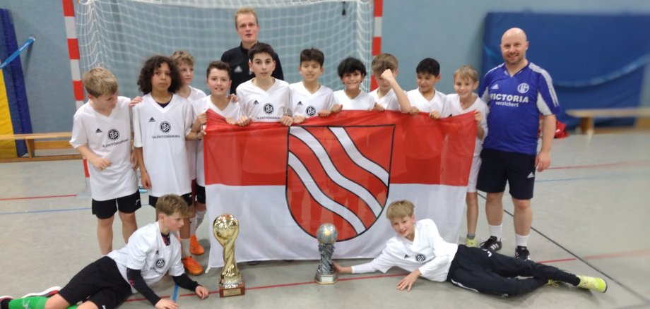 Gruppenbild auf dem Fußballfeld