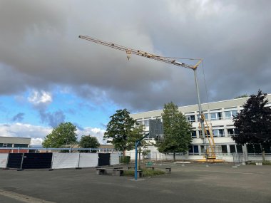 Kran auf dem Schulhof