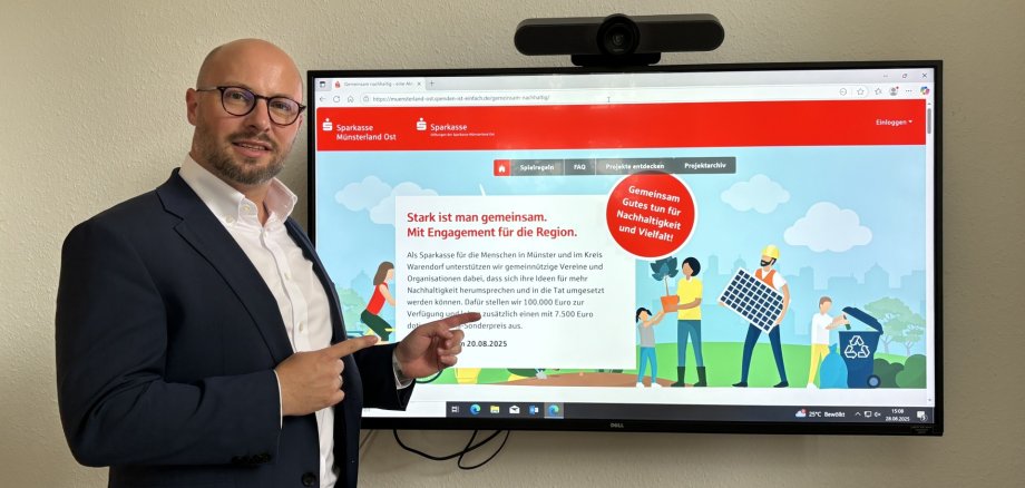 Bürgermeister Michael Gerdhenrich weist auf die Homepage hin