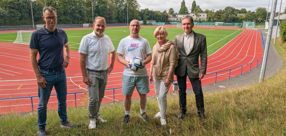 Verantwortliche der Stadt Beckum im sanierten Jahnstadion