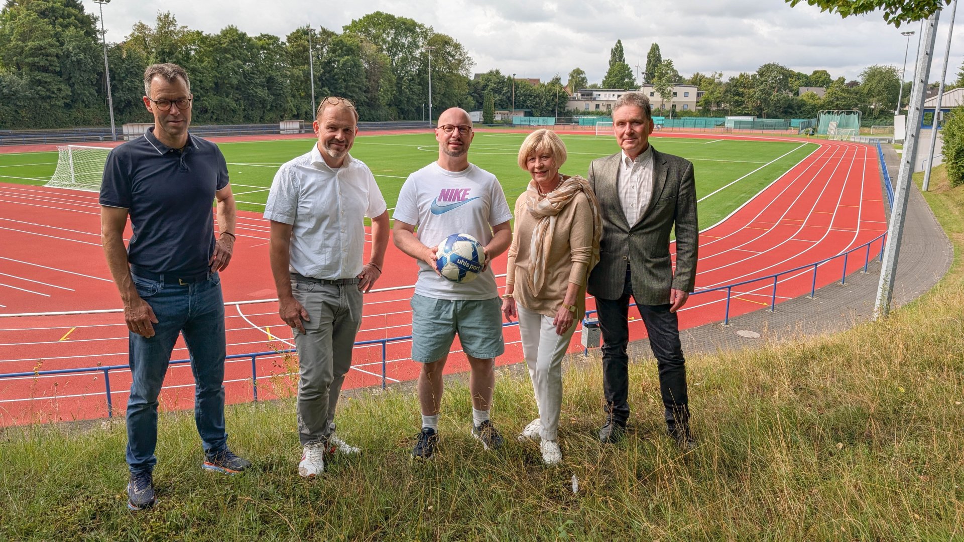 Verantwortliche der Stadt Beckum im sanierten Jahnstadion