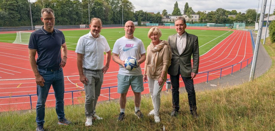 Verantwortliche der Stadt Beckum im sanierten Jahnstadion