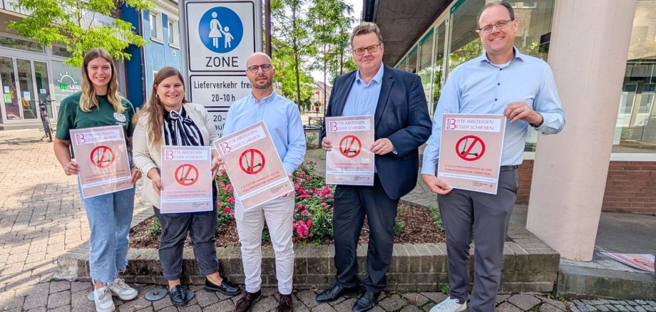 Charlotte Hipper, Leonie Weibler (beide Fachdienst Recht und Ordnung der Stadt Beckum), Bürgermeister Michael Gerdhenrich, Elmar Liekenbröcker (Fachbereichsleitung Recht, Sicherheit und Ordnung) und Bernd König (Fachdienstleitung Recht und Ordnung) appellieren mit den neuen Schildern an das Verantwortungsbewusstsein.
