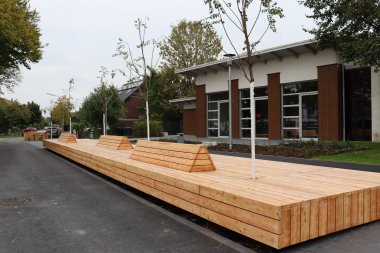 lange Holzbank