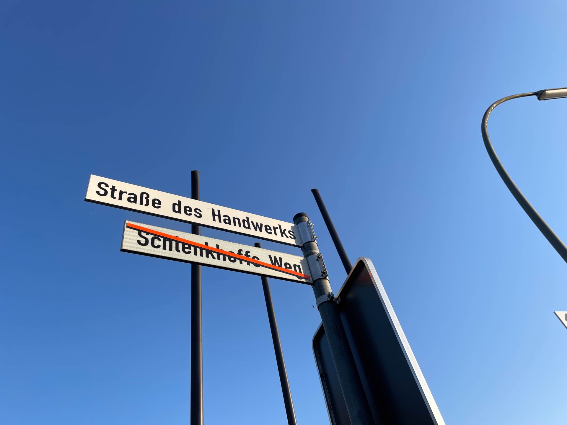Neues und altes Straßenschild
