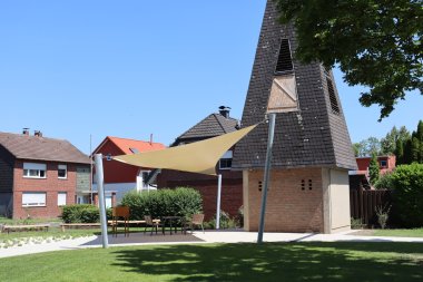 Sonnensegel und Kirchturm