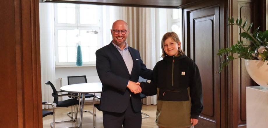 Bürgermeister gratuliert Kinder-Bürgermeister