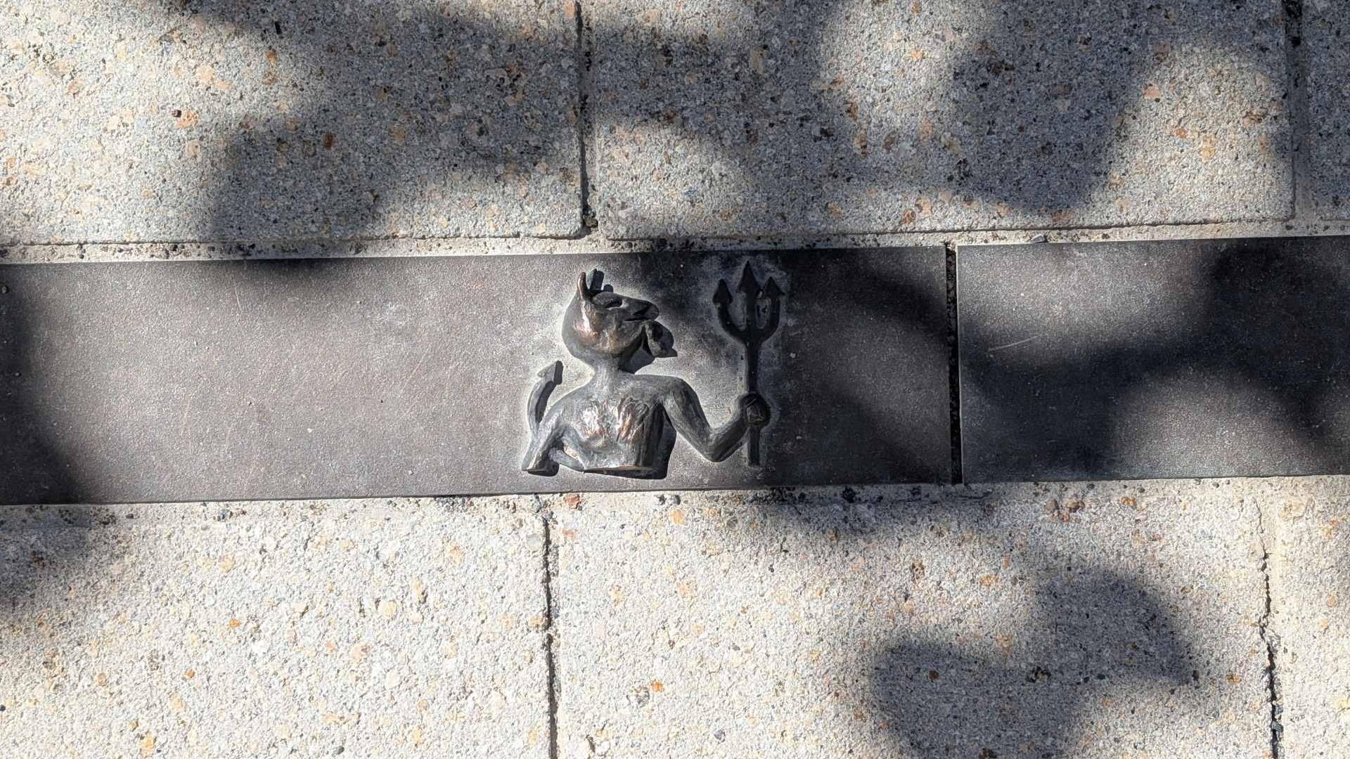 Teufelchen im Pflaster