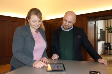 Laura Karrengarn und Bürgermeister Michael Gerdhenrich testen die neue Melde-App