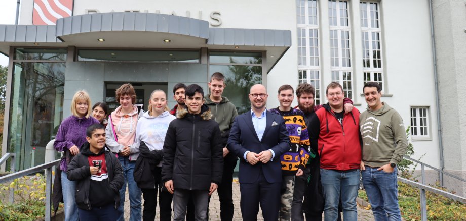 Klasse der Vinzenz-von-Paul-Schule mit dem Bürgermeister vor dem Rathaus Beckum