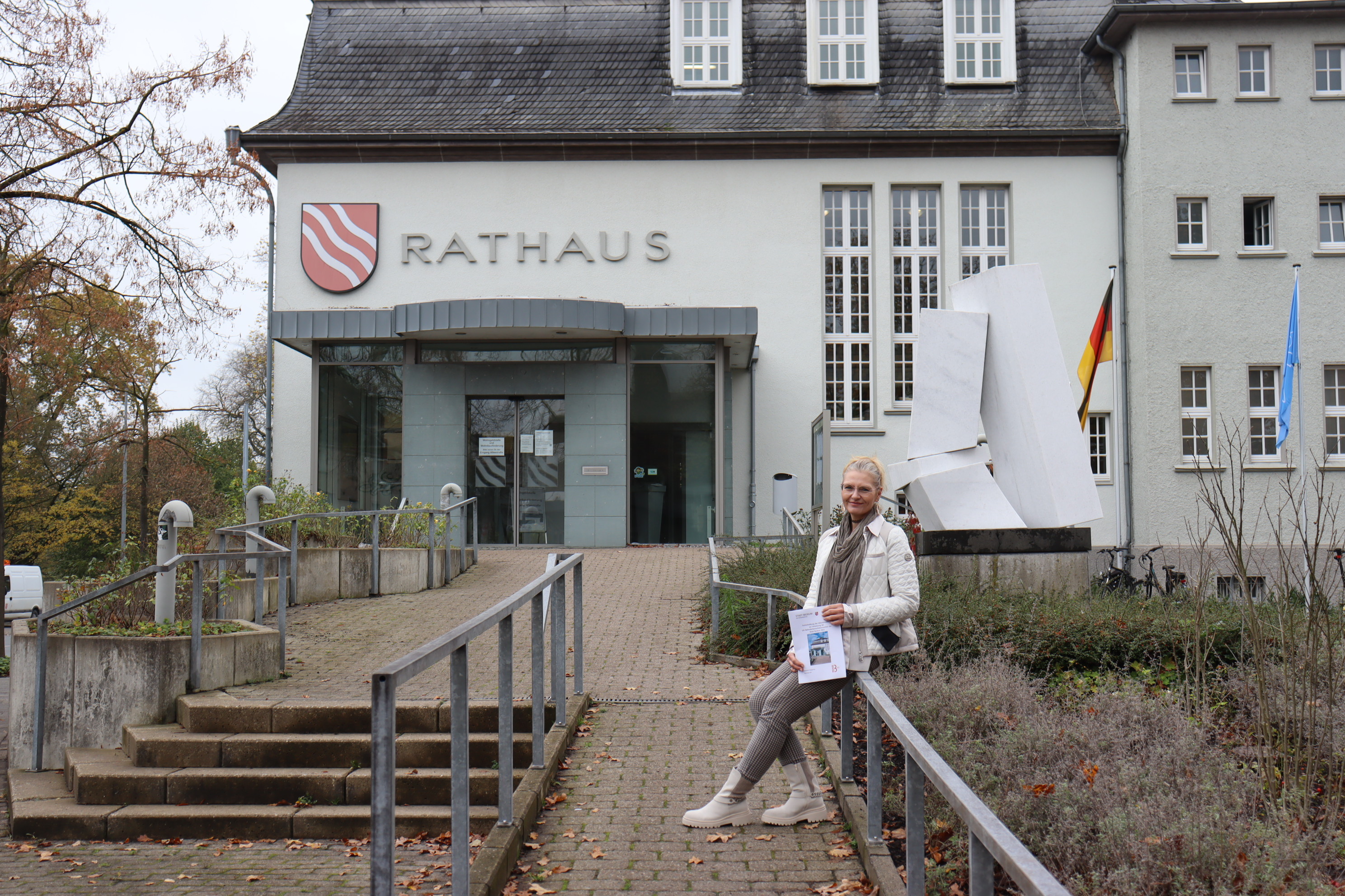 Michaela Al-Chabi vor dem Beckumer Rathaus