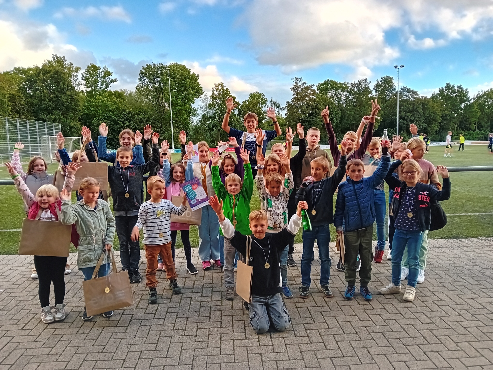 Gruppenfoto mit vielen Kindern