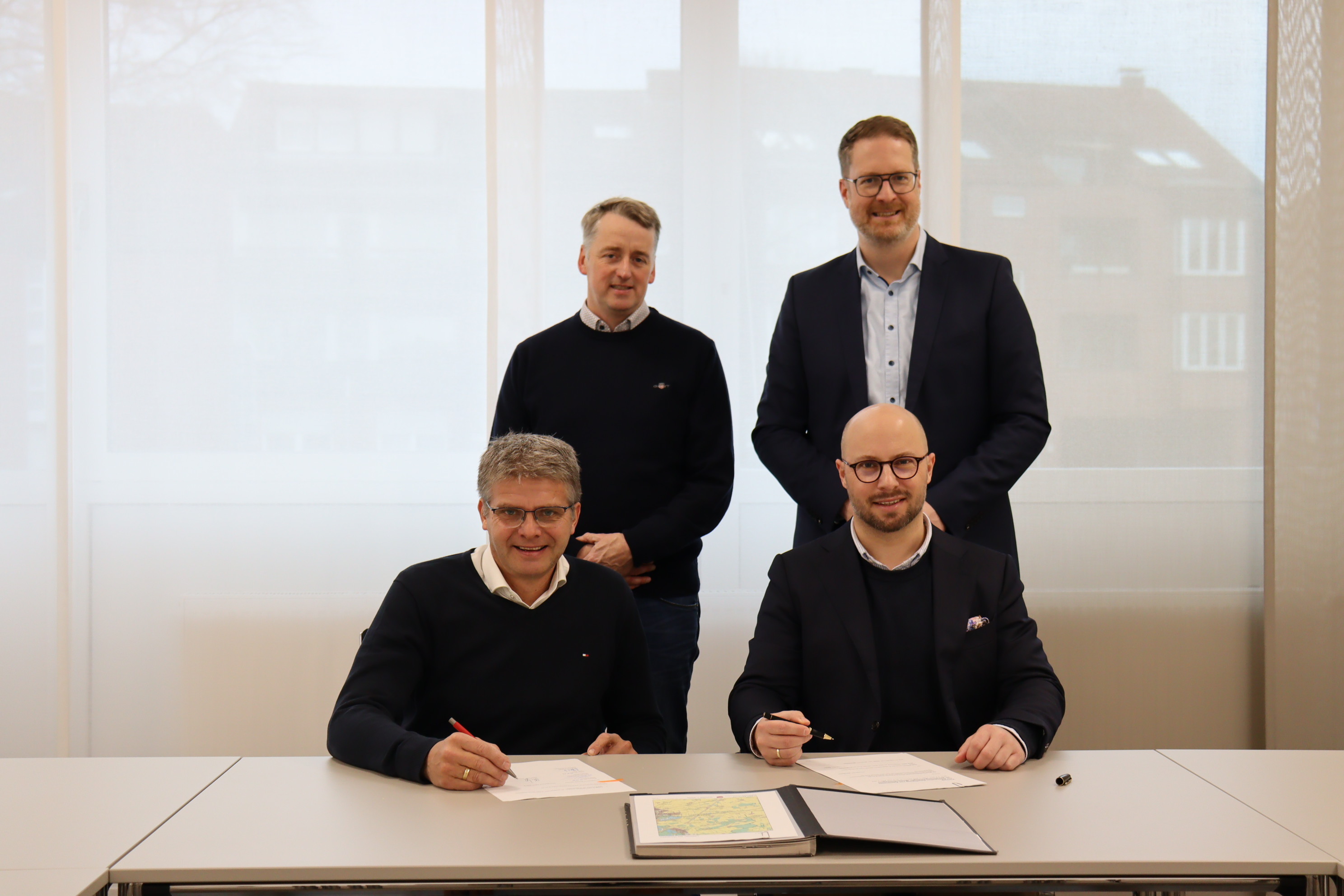 Gruppenbild bei der Vertragsunterzeichnung