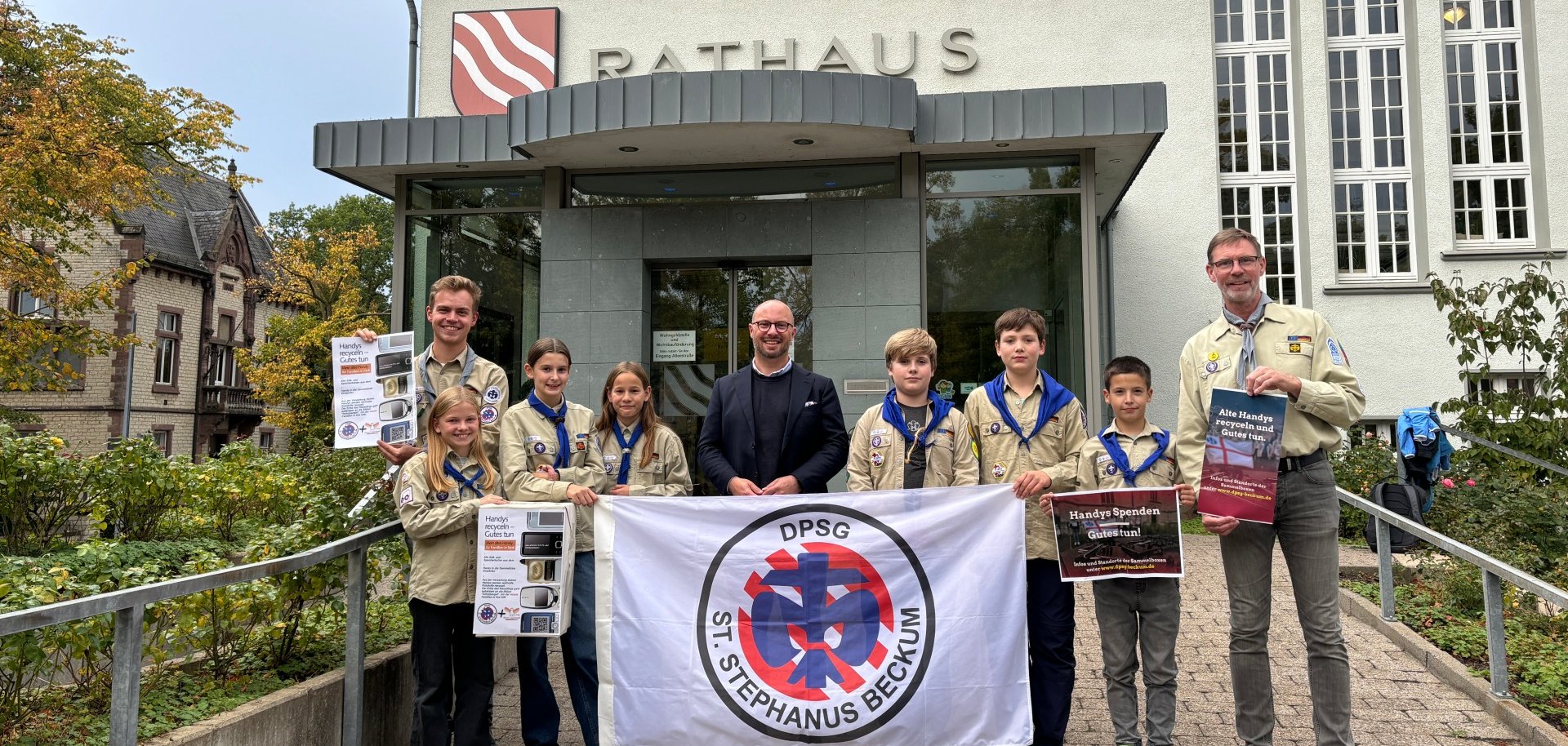 Gruppenbild vor dem Rathaus
