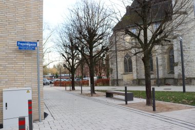 Nördliche Wegefläche mit Neubau