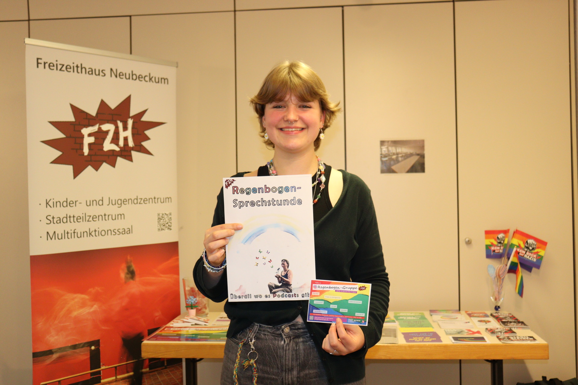 Nele mit Plakat im Freizeithaus