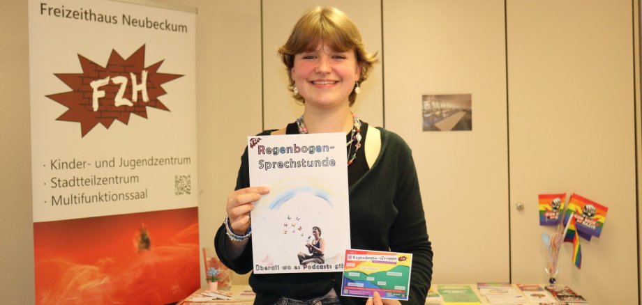 Nele mit Plakat im Freizeithaus