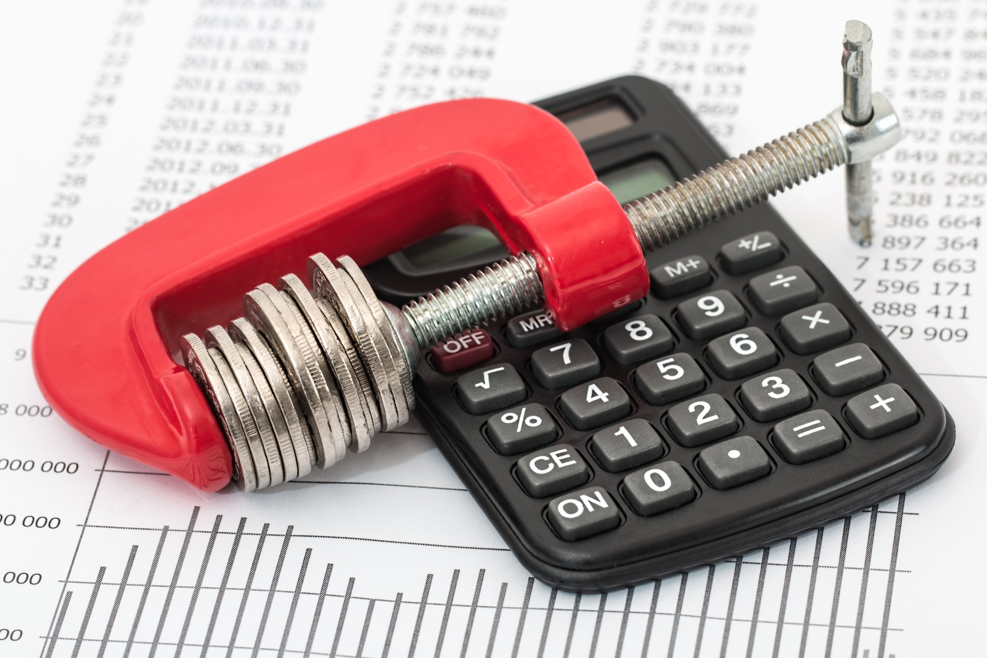 Rechner und Geld in Schraubstock