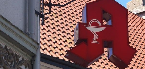 Apothekenzeichen am Gebäude