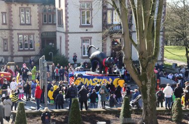 Karnevalswagen an der Weststraße