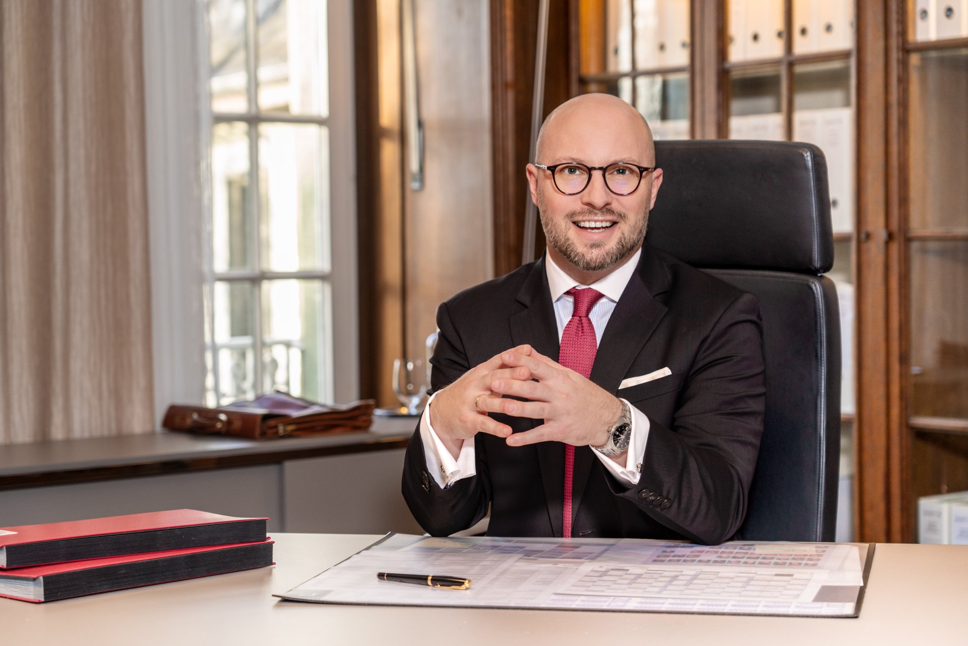 Bürgermeister an seinem Schreibtisch