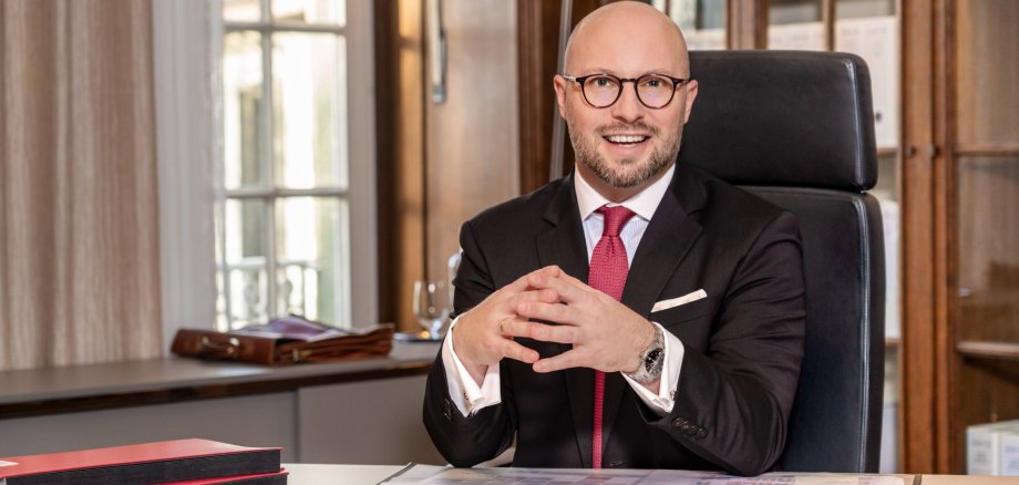 Bürgermeister an seinem Schreibtisch