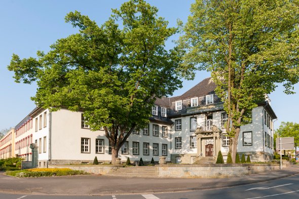 Stadtverwaltung im Alten Kreishaus von der Alleestraße aus