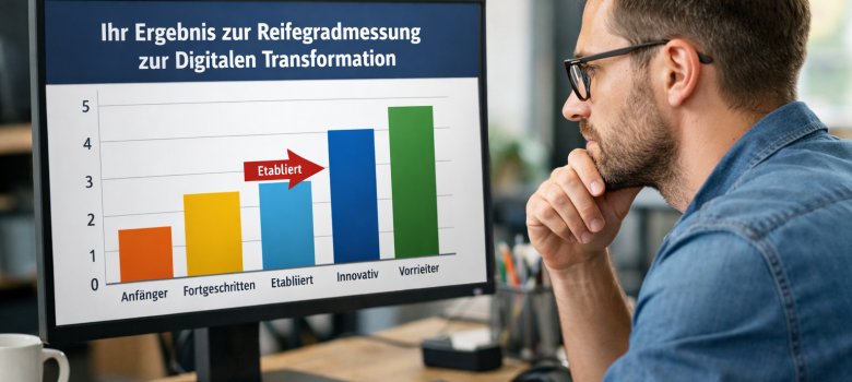 Mann vor Rechner mit Chart zur Auswertung zum Reifegrad der Digitalen Transformation eines Unternehmens