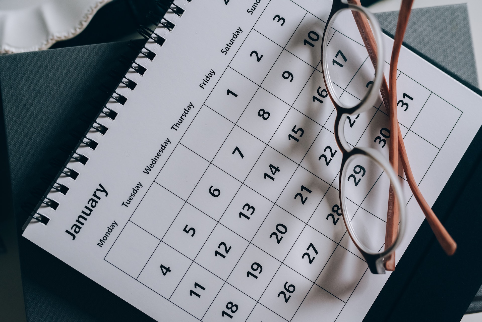 Kalender und Brille