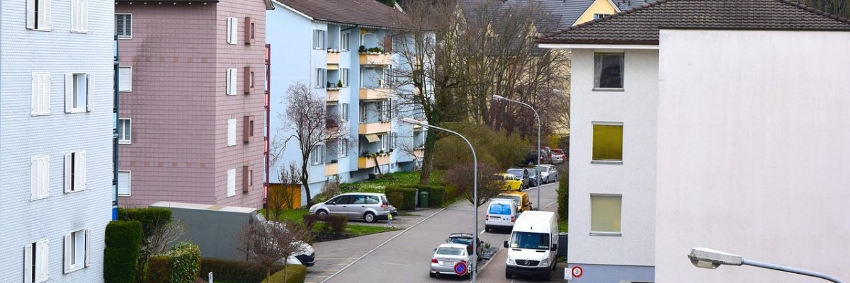 Straße mit Wohnhäusern